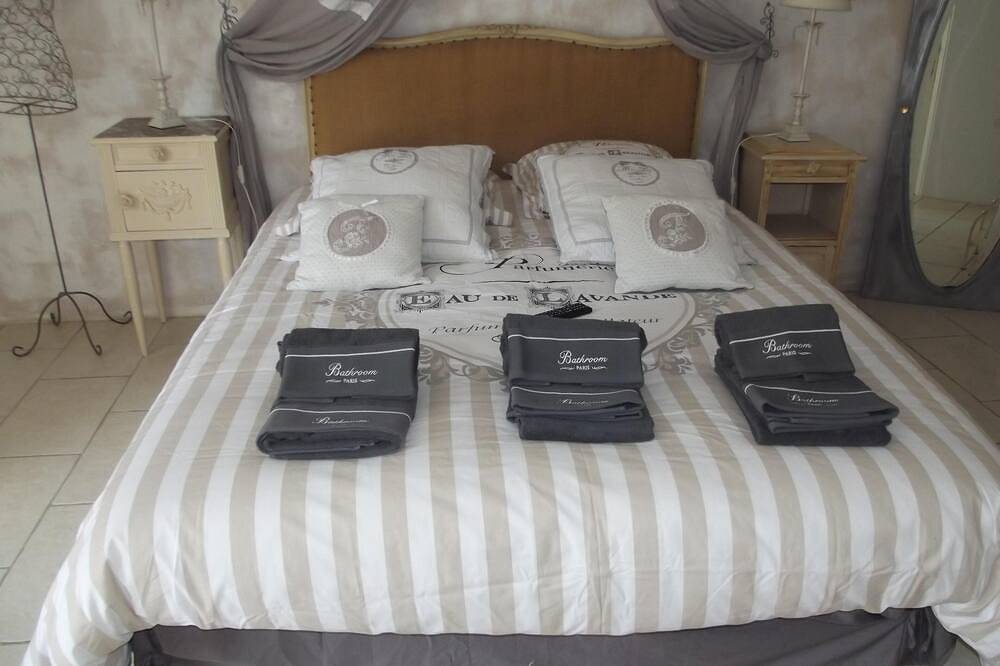 Triple room-Comfort-Ensuite-Garden view in Bouc-Bel-Air, Aix-en-Provence region