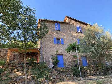 Gîte pour 5 personnes, avec terrasse à Chalencon