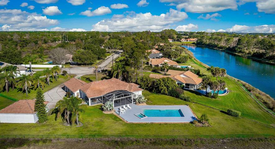 Vacation rental for 8 people, with lake view and yard as well as terrace, with pets in Lake County