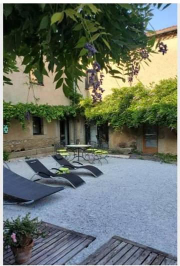 Gîte pour 2 personnes, avec jardin à Montredon-Labessonnié
