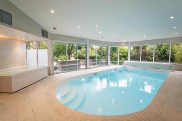 Hôtel pour 4 personnes, avec terrasse ainsi que piscine et jacuzzi, animaux acceptés à Bruz