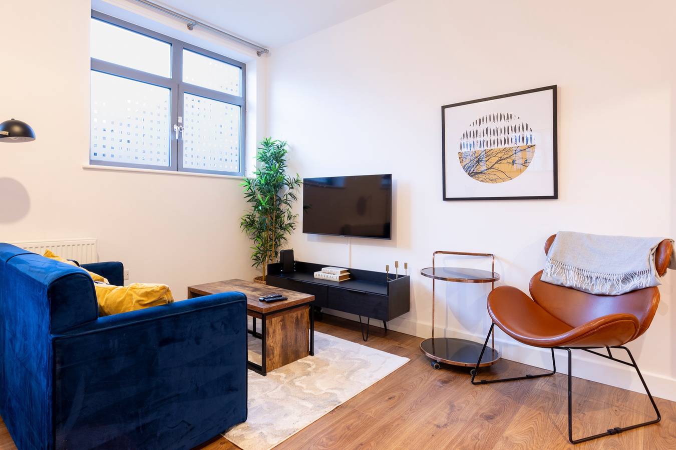 Entire holiday apartment, Modern 2- Bedroom Apartment in Central Redhill! in Surrey