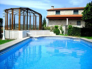 Casa de vacaciones para 13 personas, con terraza además de jardín y piscina, Se admiten mascotas en Comarca de Pontevedra