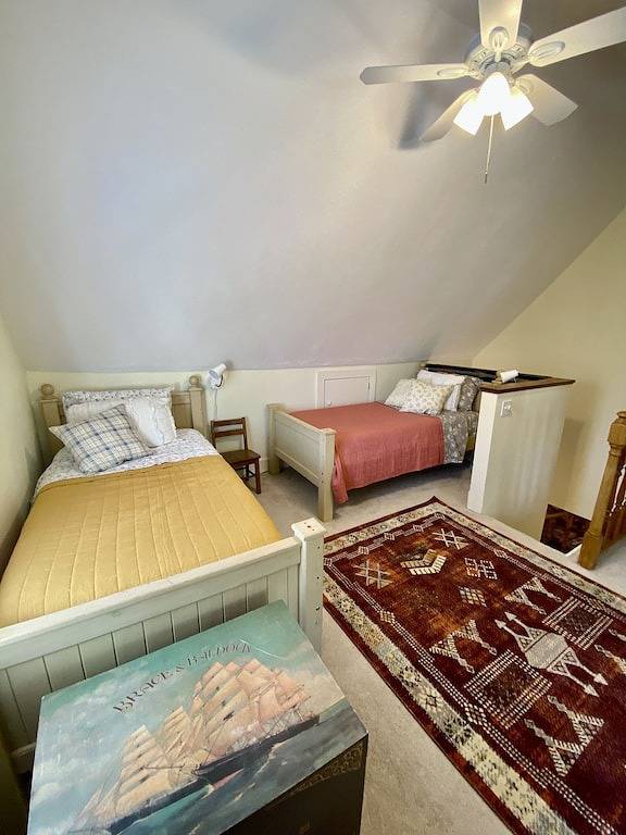 Cozy historic cottage in the woods. 10 minute walk to town in Tryon, Polk County NC