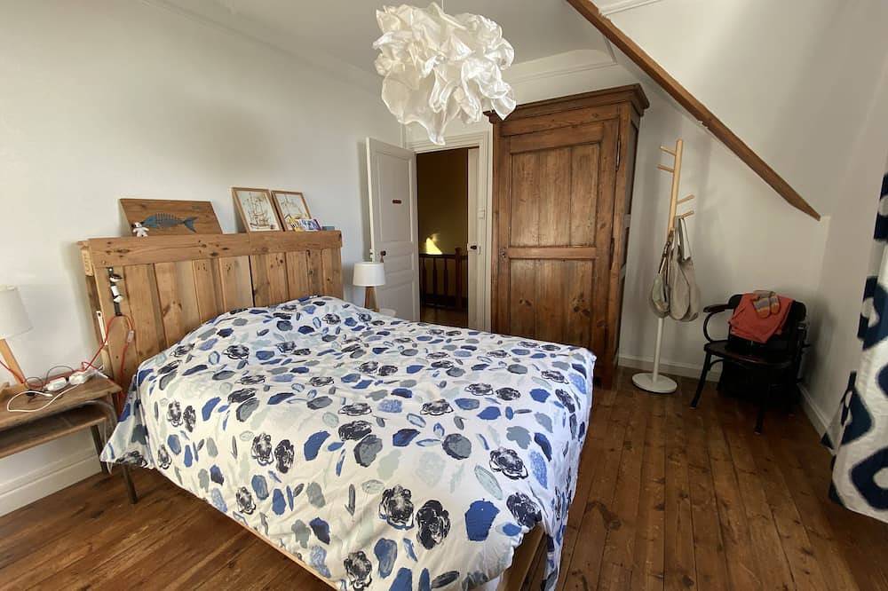 20/43 Hent Saint Gonéry 22820 Plougrescant. In the village 2 kms from the sea in Plougrescant, Pink Granite Coast