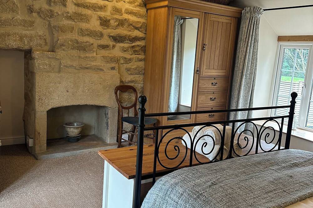 Cosy but spacious Peak District cottage, close to Chatsworth House. in Baslow and Bubnell, Derbyshire