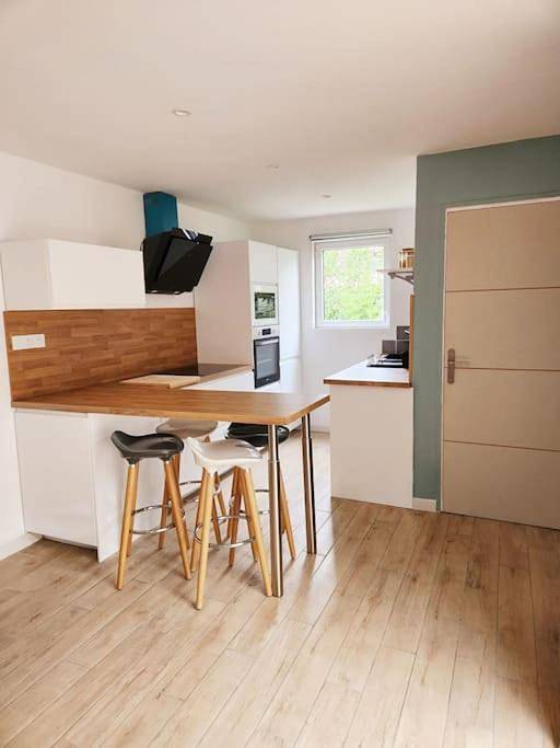 Location de vacances pour 2 personnes, avec terrasse et piscine ainsi que vue et jardin à Montbazin