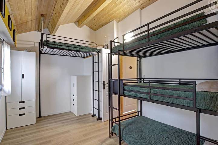 Gîte pour 8 personnes, avec jardin dans Saint-Jean-Soleymieux - 2