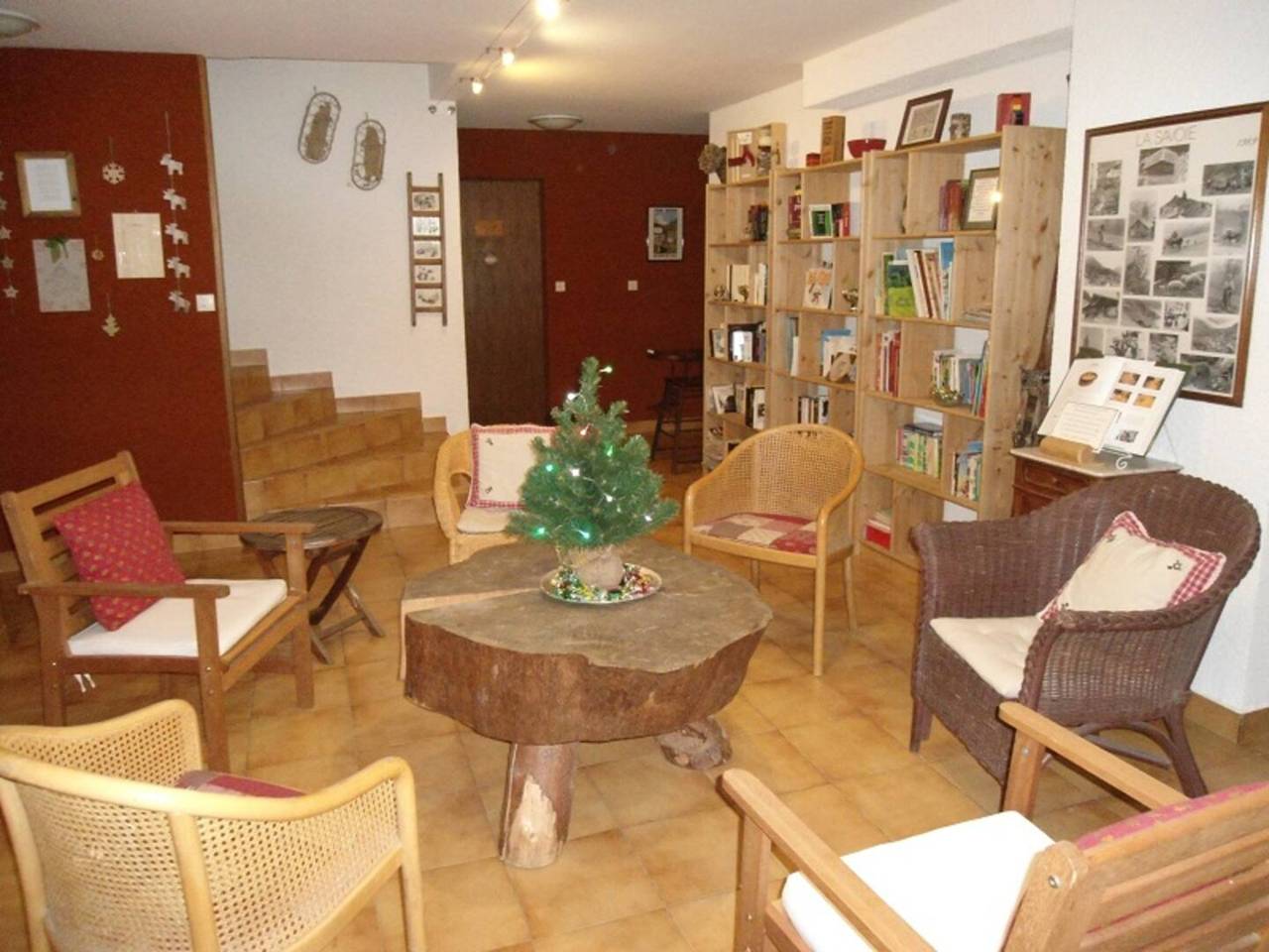 Entire studio, Studio Apartment '4 - La Bruyère' with Mountain View, Shared Garden and Wi-Fi in Cohennoz, Albertville region