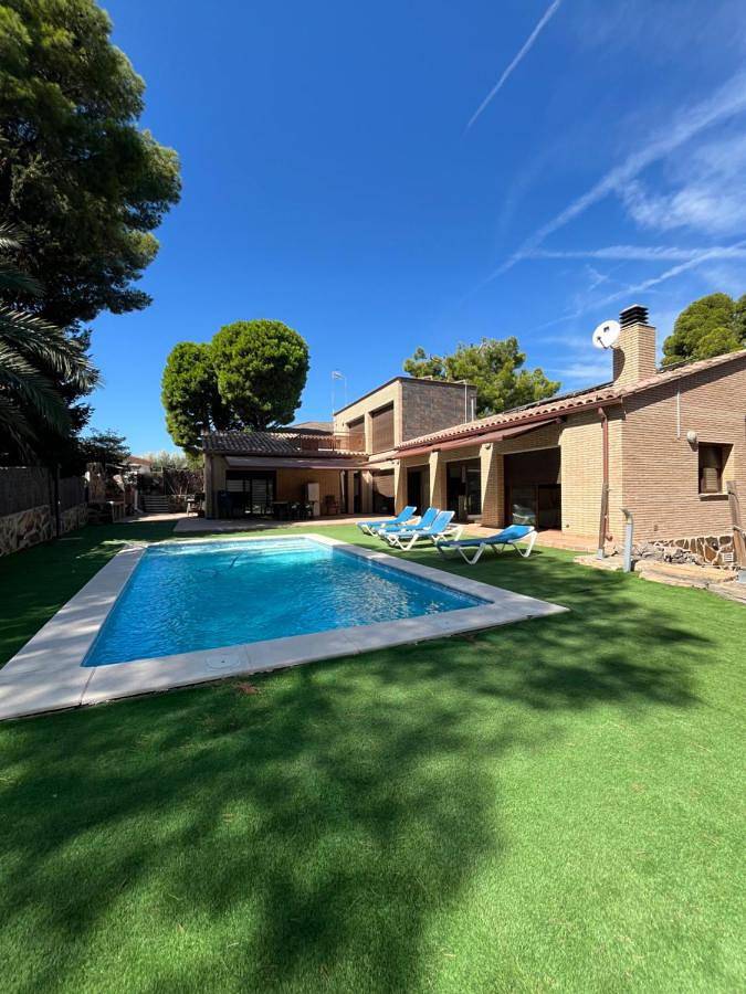 Apartamento para 12 personas, con piscina además de jardín y vistas en Segur de Calafell