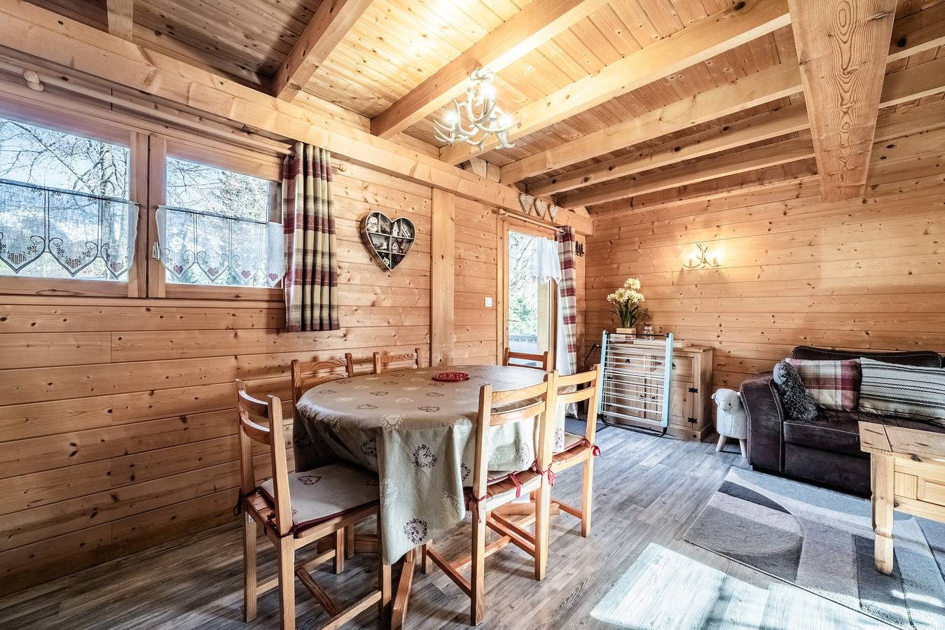 Chalet « 6p - Le Cocon Des Neiges » : vue montagne, terrasse partagée et Wi-Fi in Verchaix, Région de Bonneville