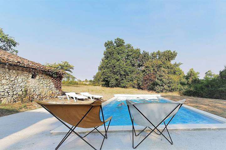 Gîte pour 10 personnes, avec piscine et jardin, animaux acceptés