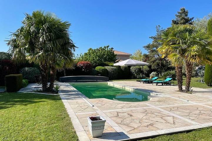 Gîte pour 10 personnes, avec jardin à Lucenay