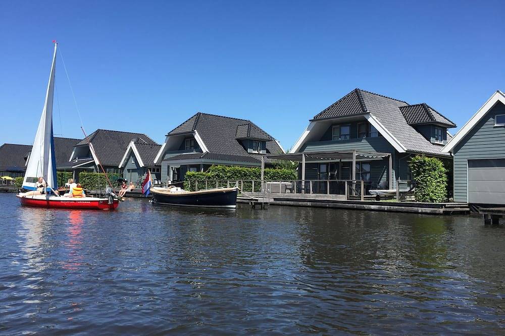 Luxe vakantiehuis aan het Sneekermeer in Sneek, Friesland in Friesland