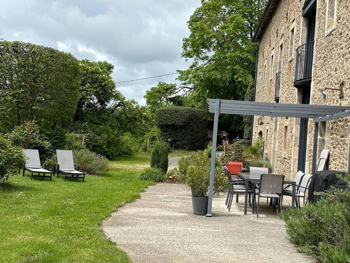 Location de vacances pour 13 personnes, avec Balcon et Terrasse ainsi que Jardin et Vue à Salles-Curan