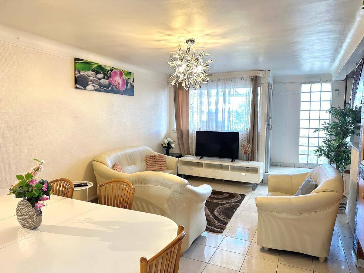 Cozy Station House & Direct Access to Paris in Bondy, Seine-Saint-Denis