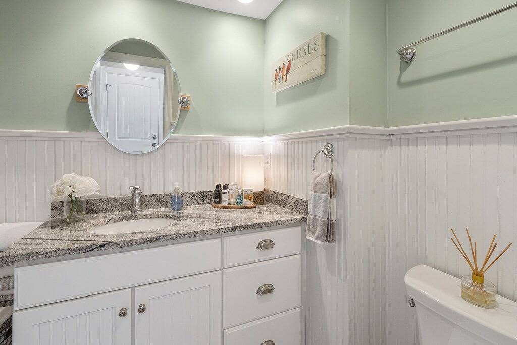 Wrigley Beach House |Great Views of Lake |2nd Floor |Balcony |Steps to Beach & Shopping |Parking in Lake Geneva (WI), Walworth County