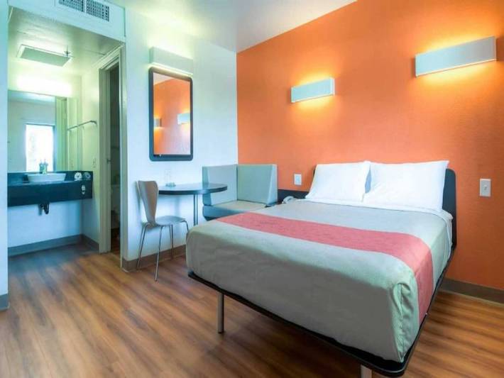 Entire apartment, 1 Queen Bed|Smoking,Mini Fridge in Palm Springs, Coachella Valley