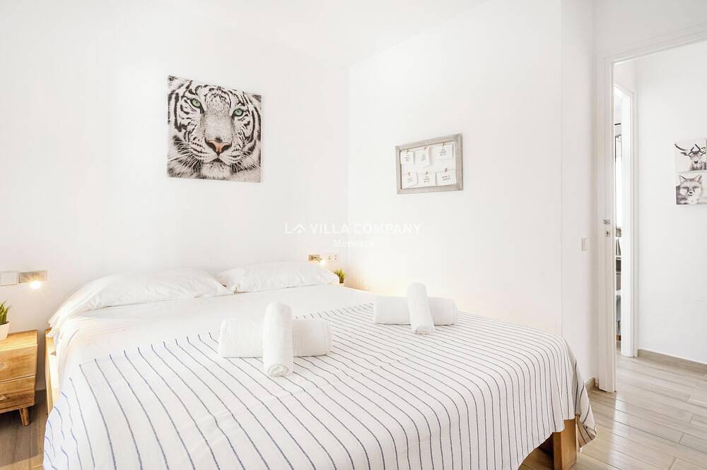 Entire apartment, Charming Duplex with Sea Views, 2 Bedrooms + 3 Bathrooms, 3 Minutes to Beach in Arenal d'en Castell, Es Mercadal