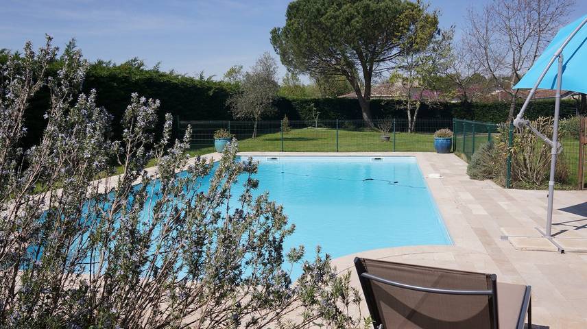 Gîte pour 6 personnes, avec jardin et piscine à Porchères