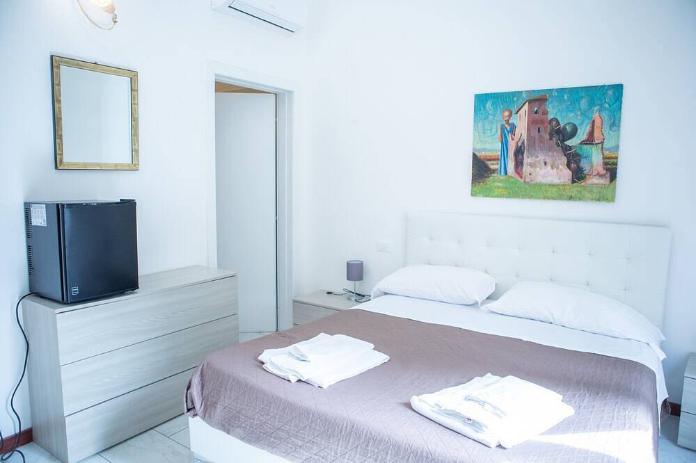 Entire apartment, Sunflower Room – Double with Shared Garden, Wi-Fi and Air Conditioning in Prato, Prato Province