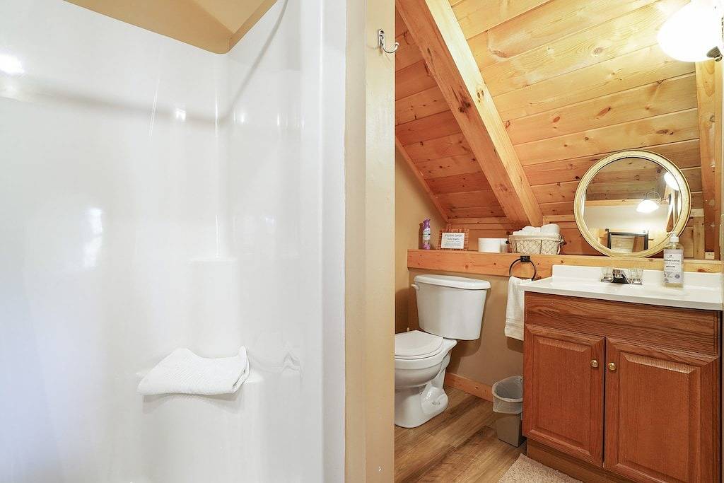 Liberty Ridge Cabin, in der Nähe von Old Man's Cave, Feuerstelle, Deck, Hottub, Wifi, Hobbyraum in Hocking Hills