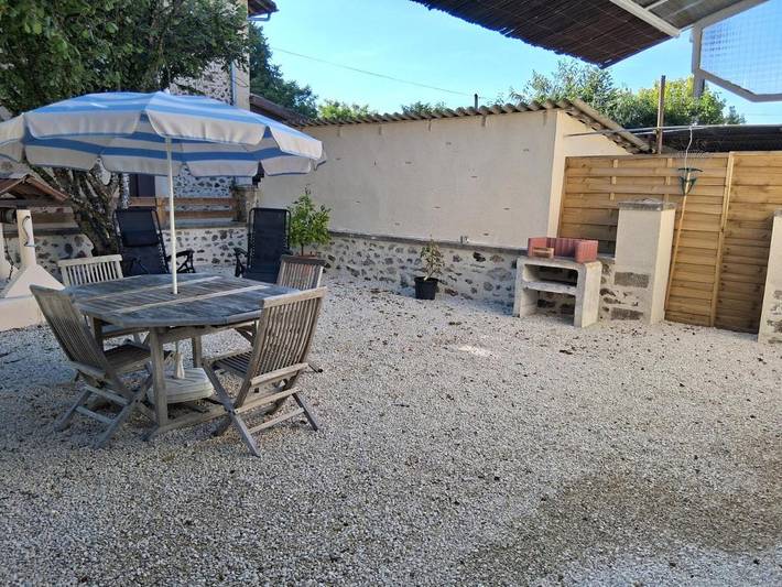 Location de vacances pour 4 personnes, avec vue ainsi que jardin et terrasse à Rochechouart - 3