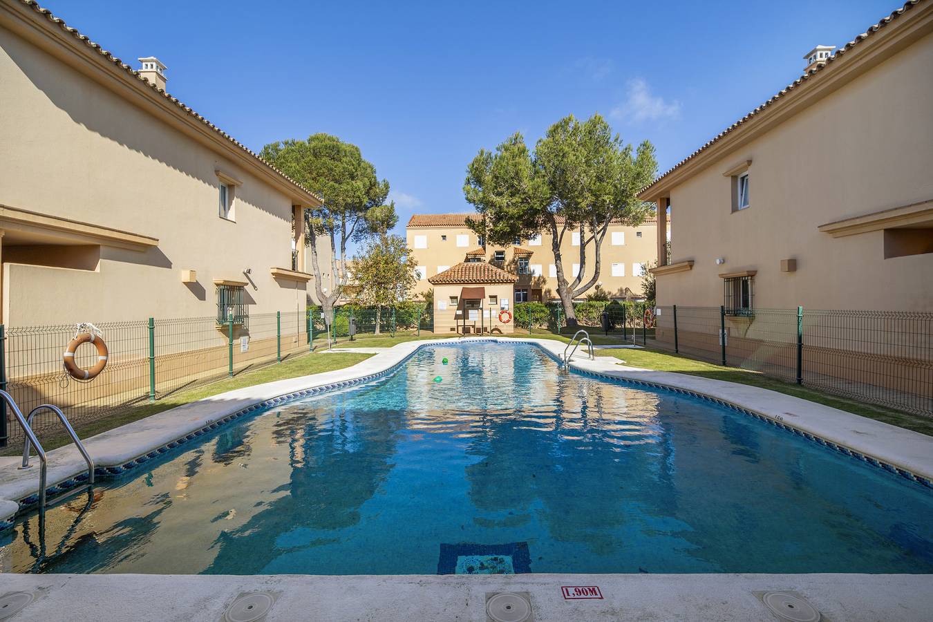 Apartamento entero, Apartamento vacacional "Altamar" con piscina compartida, terraza privada y Wi-Fi in Novo Sancti Petri, Chiclana de la Frontera