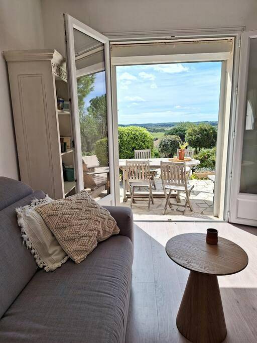 Location de vacances pour 6 personnes, avec terrasse et vue ainsi que piscine et jardin à Neffiès - 4