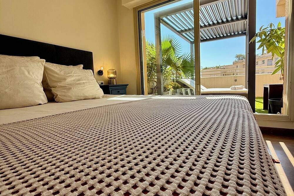 Entire apartment, Stylish Rooftop Apartment Just Minutes from Monaco in Beausoleil, Nice region