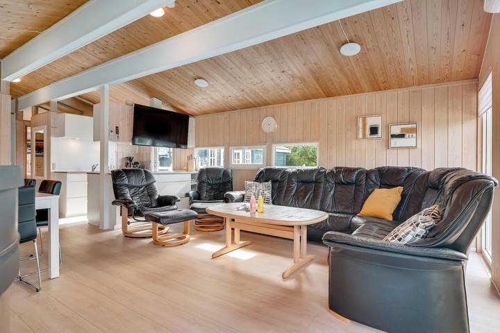 Lovely holiday home with annex and wilderness bath. in Kærgården, Limfjord in Nordjütland