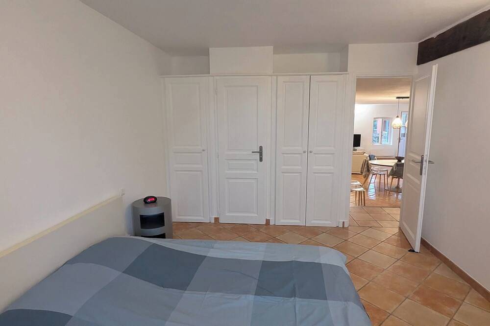 Entire apartment, Accommodation in historic Bastide with swimming pool in Le Cannet-des-Maures, Draguignan region