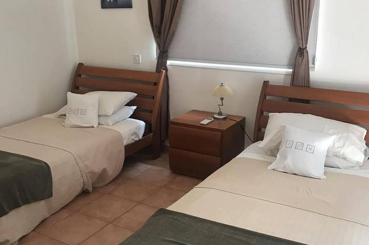 Villa Lesbo è una deliziosa e spaziosa villa con 2 camere da letto con piscina privata vicino alla spiaggia in Peyia, Sud di Cipro