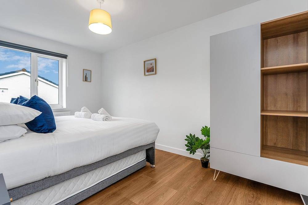 Cheerful Stays: Livingston - 4 Bedroom 3 Bath home - Great for Groups in Livingston, West Lothian