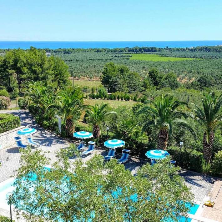 Apartahotel para 3 personas, con piscina además de jardín y vistas, Se admiten mascotas en Apulia