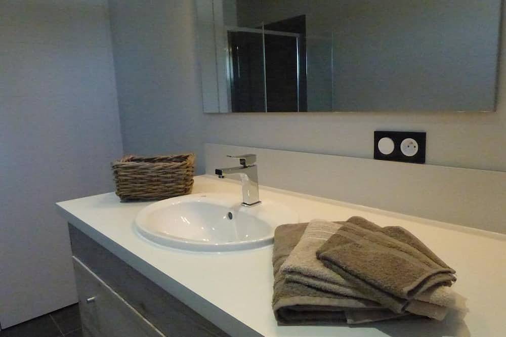 Casa rural renovada en Chapeau con wifi, terraza y aparcamiento in Chapeau (desambiguación), Allier (desambiguación)