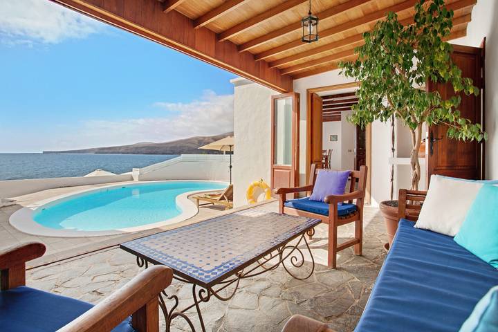 Spectacular Villa el Pescador with Wi-Fi, Terraces and Pool in Quemada Beach, Yaiza