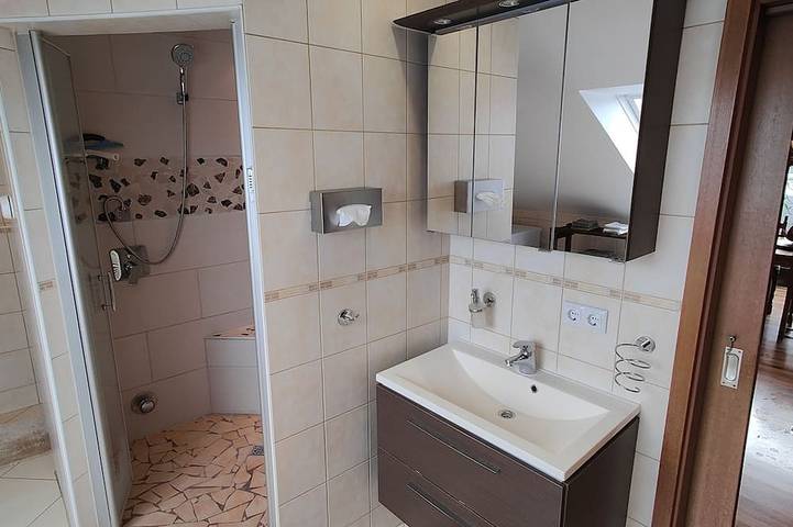 Ferienwohnung für 4 Personen, mit Sauna und Balkon sowie Whirlpool in Saarbrücken - 2