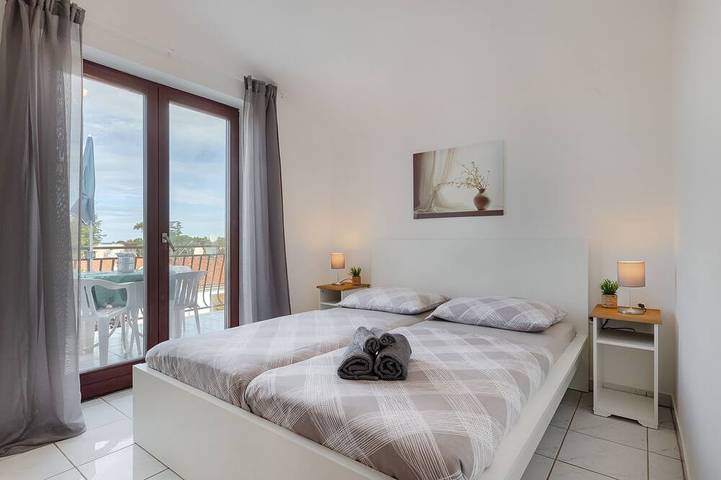 Entire apartment, Beautiful spacious apartment (No. 4) with 2 bedrooms 300m to the beach in Poreč, Grad Poreč
