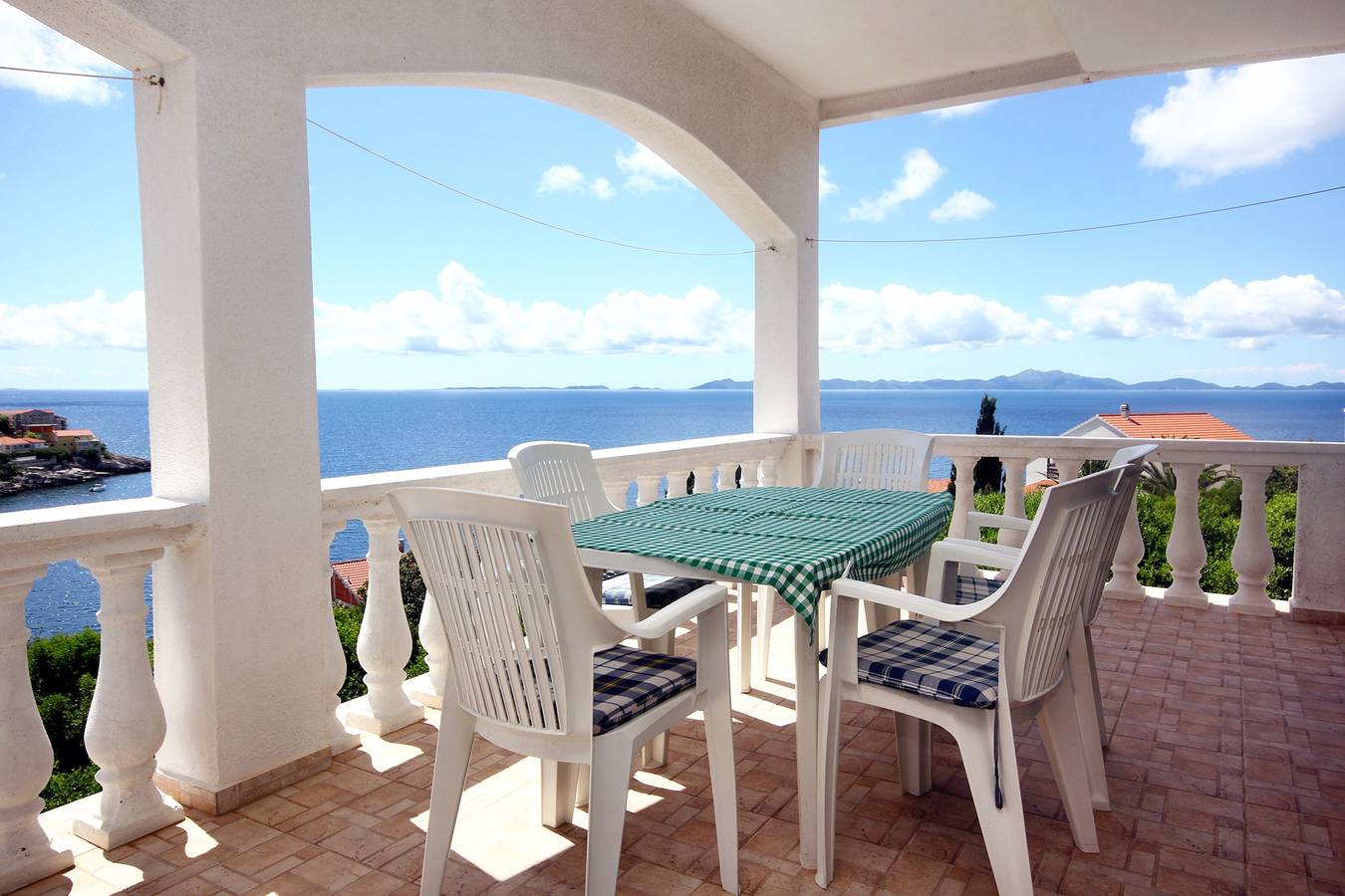 Ganze Wohnung, 3-Zimmer-Ferienwohnung mit Terrasse und Meerblick Zavalatica (Korcula) A-546-a in Čara, Korcula