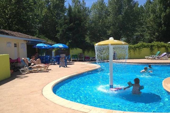 Zecamping 4 étoiles piscine chiens acceptés club enfant tente Bbq 8m2 in Villeneuve-lès-Béziers, Mediterranean Coast (France)