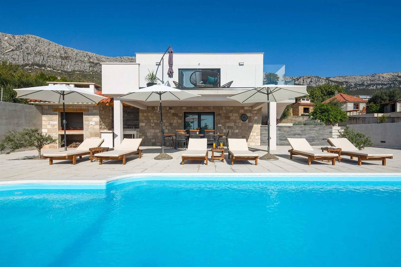 Villa Petra Divine mit beheiztem Pool in Kastel Sucurac, Kaštela