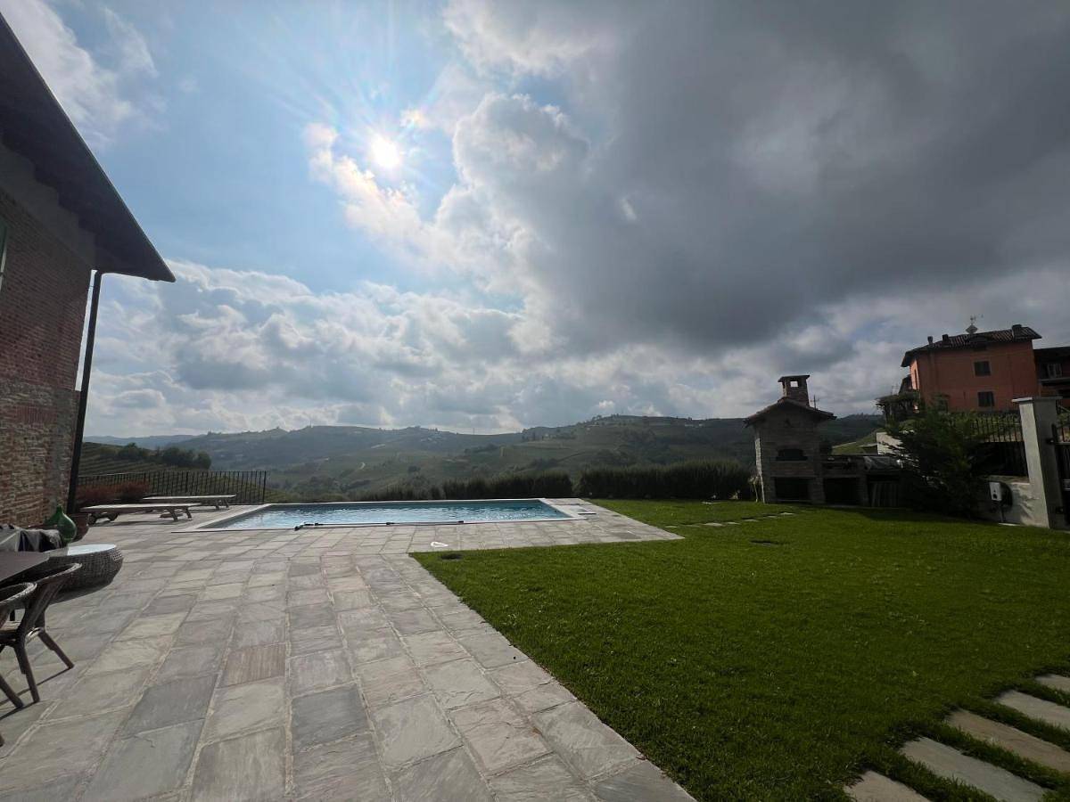 Casale Ohana in Mango , Langhe