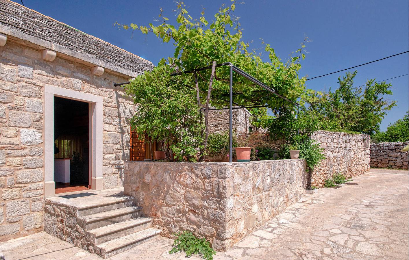 Charmant appartement avec terrasse, Wi-Fi et accès à la plage à 2 km in Stari Grad, Hvar