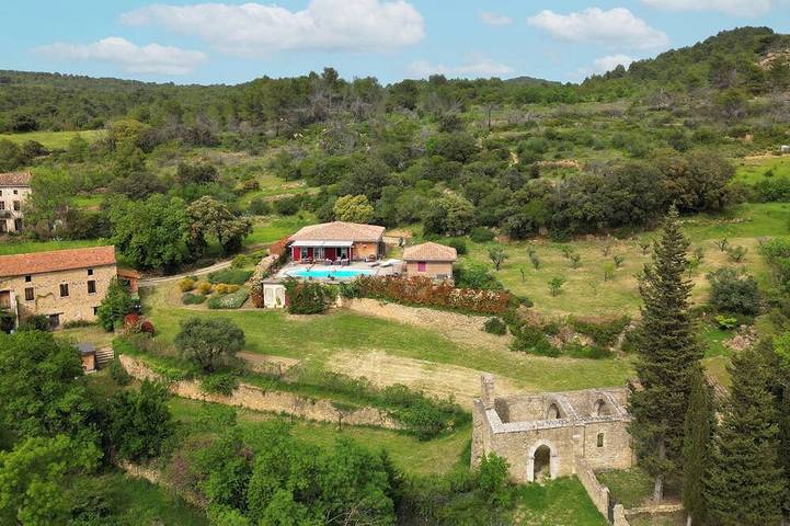 Location de vacances pour 8 personnes, avec terrasse, animaux acceptés à Aigues-Vives (Hérault)