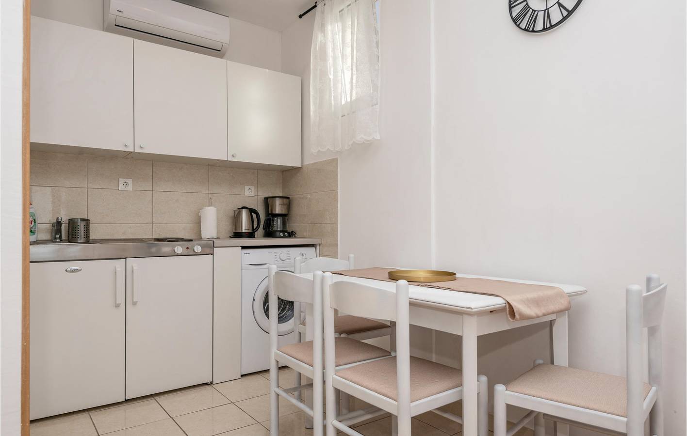 Ganze Ferienwohnung, Charmantes Apartment mit WLAN und Terrasse, 200 m von der Küste entfernt in Podaca in Podaca, Makarska Riviera
