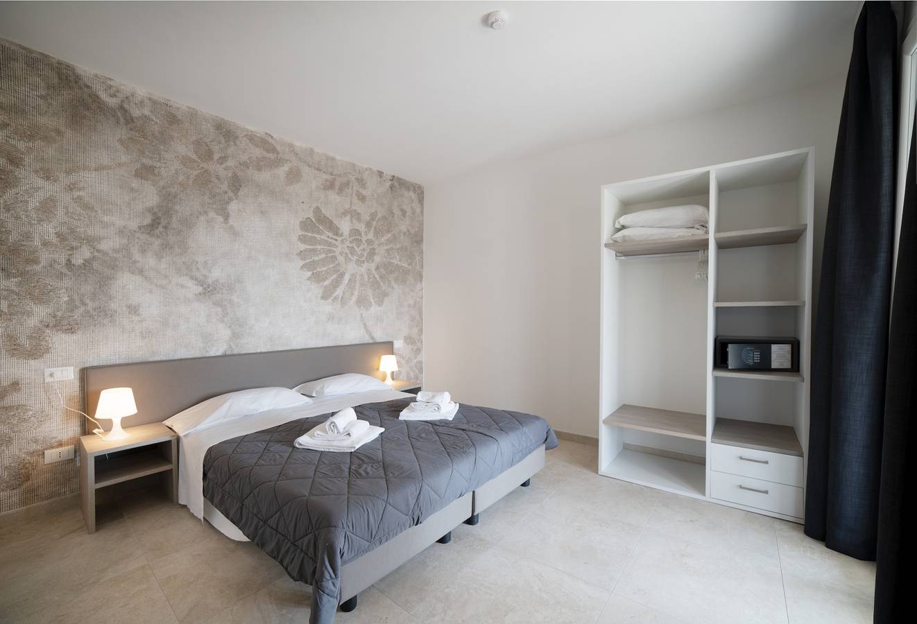 Ganze Wohnung, Suite 2 mit Gemeinschaftspool und Privatem Balkon in Manerba del Garda, Gardasee-Berge