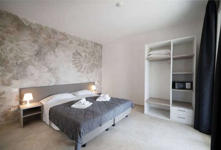 Ganze Wohnung, Suite 2 mit Gemeinschaftspool und Privatem Balkon in Spiaggia Romantica (Manerba del Garda), Manerba del Garda
