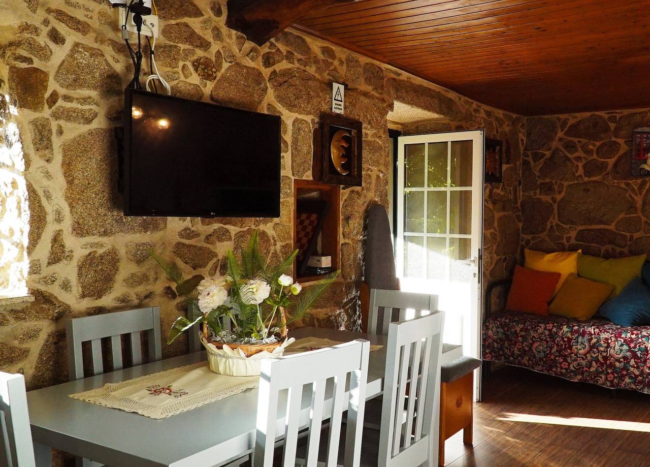 Casa vacanze 'Cantinho da Avó' con vista montagna, terrazza privata e Wi-Fi in Loivo, Distrito de Viana do Castelo