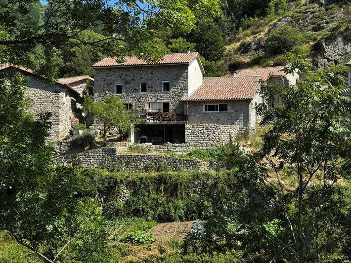 Chambre d’hôte pour 2 personnes, avec Terrasse ainsi que Jardin et Vue à Montpezat-sous-Bauzon